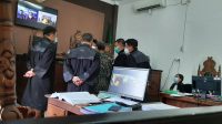 Tim Penasehat Hukum Terdakwa Saat Menunjukkan Alat Bukti Ke Majelis Hakim